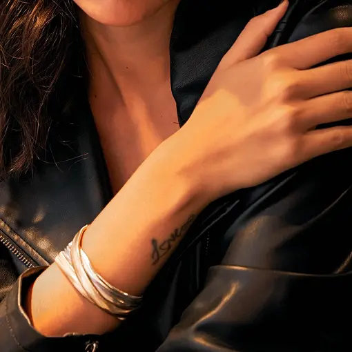 PULSEIRA EM MALHA ESTEIRA LAMINADA LISA E FECHO BOIA