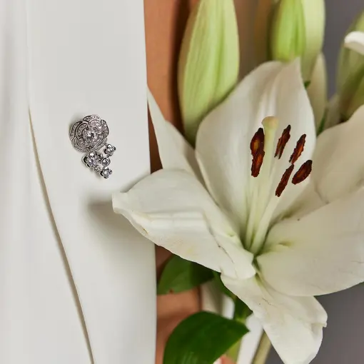 BROCHE COM FLORES E CRISTAIS BANHADO A RÓDIO