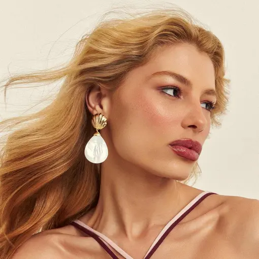 BRINCO DE CONCHA LISO E MADREPÉROLA BANHADO A OURO