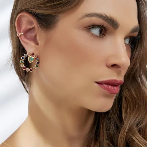 BRINCO REDONDO COM CORAÇÃO TURMALINA E COLORIDO BANHADO A OURO