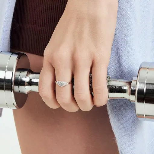 ANEL DE CORAÇÃO COM ZIRCÔNIAS PRATA RODINADA