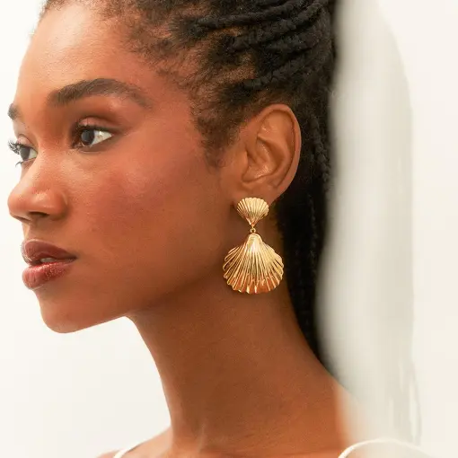 BRINCO PÊNDULO CONCHA LISO BANHADO A OURO