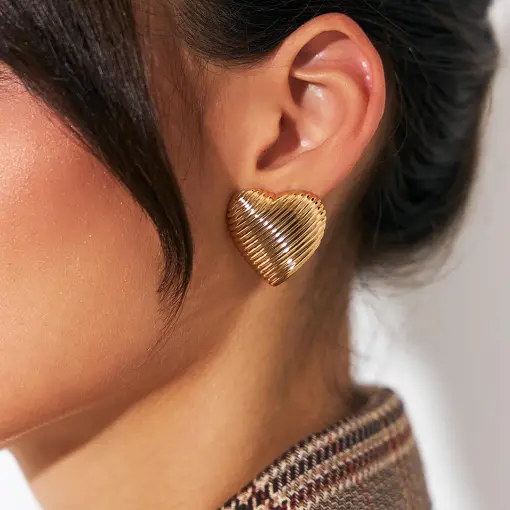 BRINCO DE CORAÇÃO TEXTURIZADO BANHADO A OURO