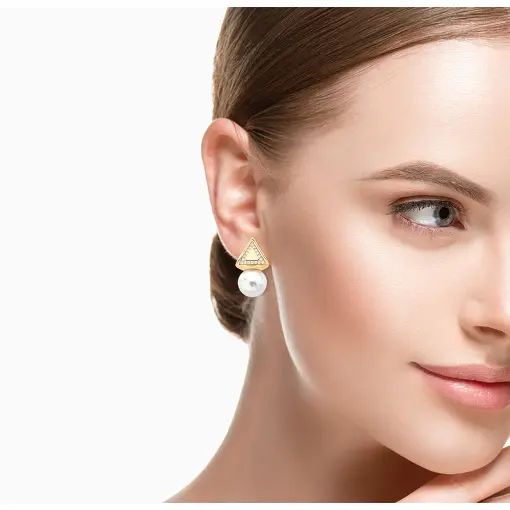 BRINCO TRIANGULAR ABAULADO COM PÉROLA SHELL E ZIRCÔNIAS