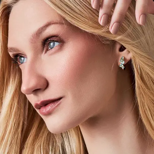 ARGOLA REDONDA COM CRISTAIS DE GOTA PRATA RODINADA