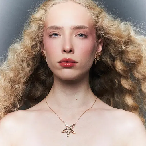 COLAR COM PINGENTE DE ESTRELA DO MAR VAZADO CURVO