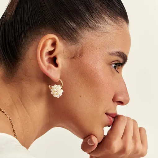 MEIA ARGOLA COM PÉROLAS SHELL E ESFERA LISA