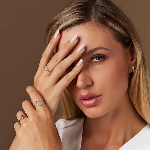 ARGOLA CURVA CRAVEJADA DE ZIRCÔNIAS PRATA RODINADA