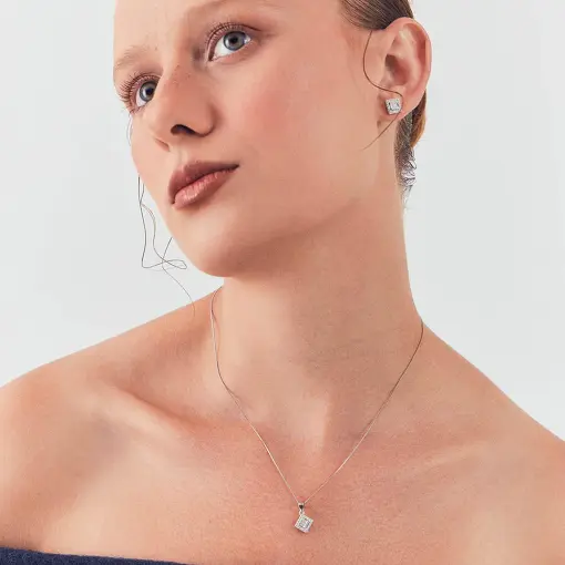 CONJUNTO BRINCO E PINGENTE QUADRADO COM ZIRCÔNIAS