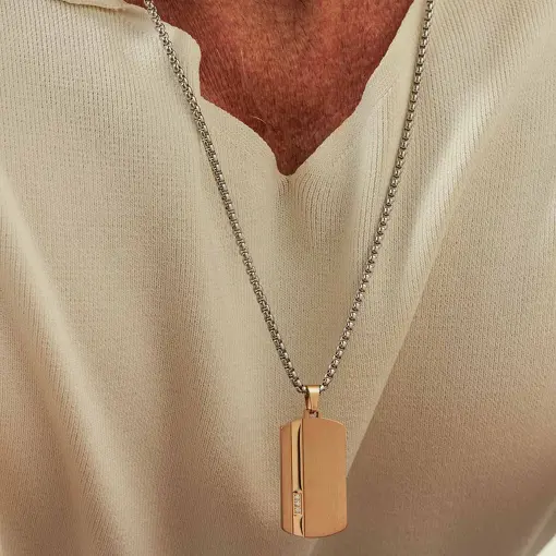 COLAR COM PINGENTE RETANGULAR LISO E ZIRCÔNIAS EM AÇO