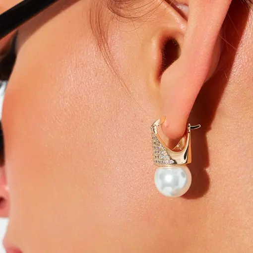 ARGOLA TRIANGULAR COM ZIRCÔNIAS E PÉROLA BANHADA A OURO