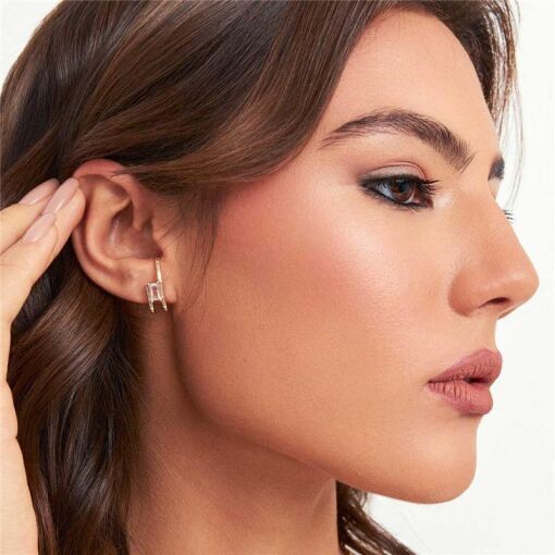 BRINCO EAR HOOK COM CRISTAL RETANGULAR BANHADO A OURO