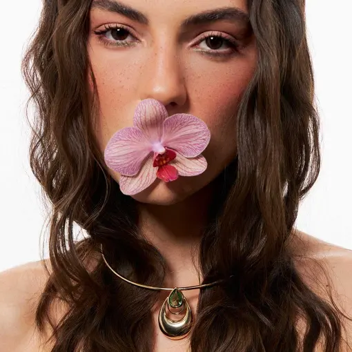 ARO COM PINGENTE VAZADO E GOTA EM CRISTAL