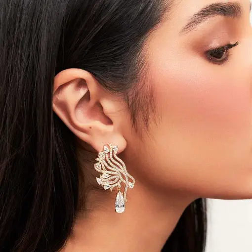 BRINCO CURVO COM CRISTAL DE GOTA EM PÊNDULO