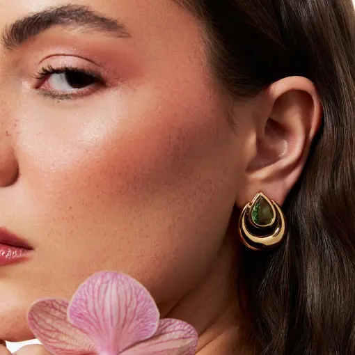 BRINCO DE GOTA ABAULADO E VAZADO COM CRISTAL