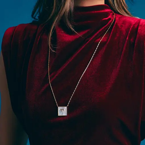 ESCAPULÁRIO EM MADREPÉROLA SIGNO DE ÁRIES BANHADO A OURO