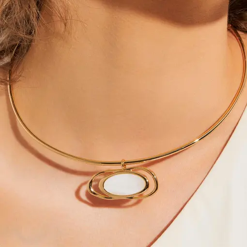 GARGANTILHA ARO COM PINGENTE VAZADO E PEDRA OVAL