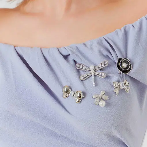 BROCHE DE LAÇO COM CRISTAL E ZIRCÔNIA BANHADO A RÓDIO