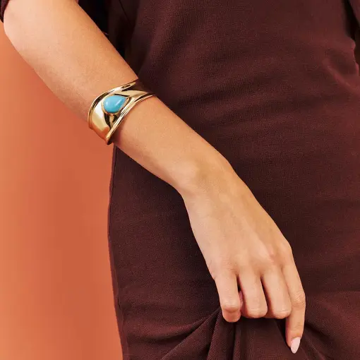 BRACELETE CURVO COM PEDRA EM GOTA
