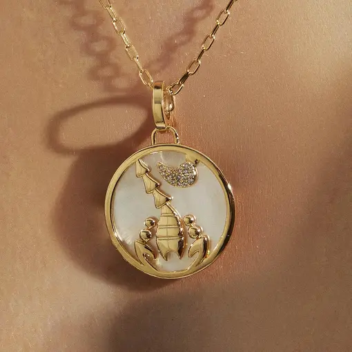 COLAR COM PINGENTE SIGNO ESCORPIÃO EM MADREPÉROLA E ZIRCÔNIA