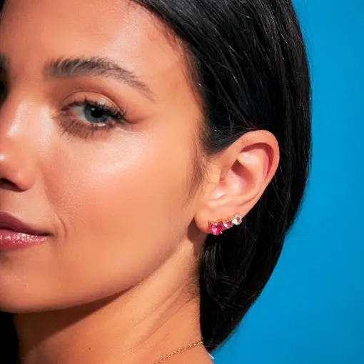 BRINCO EAR CUFF COM CRISTAIS DE CORAÇÃO BANHADO A OURO