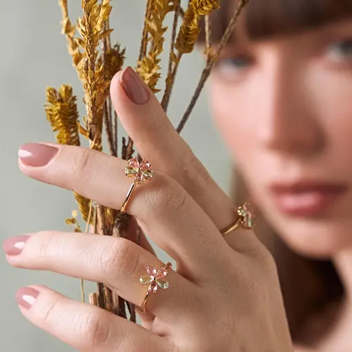 ANEL DE FLOR COM CRISTAIS BANHADO A OURO