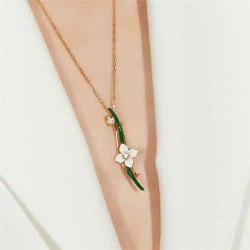 COLAR COM PINGENTE ESMALTADO DE FLOR EM BROCHE BANHADO A OURO
