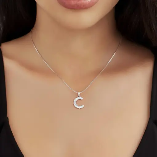 COLAR COM PINGENTE DE LETRA "C" EM CRISTAIS