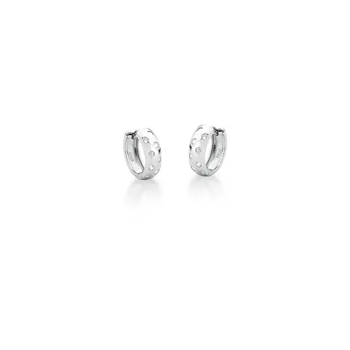 ARGOLA COM ZIRCÔNIAS BRANCAS PRATA RODINADA
