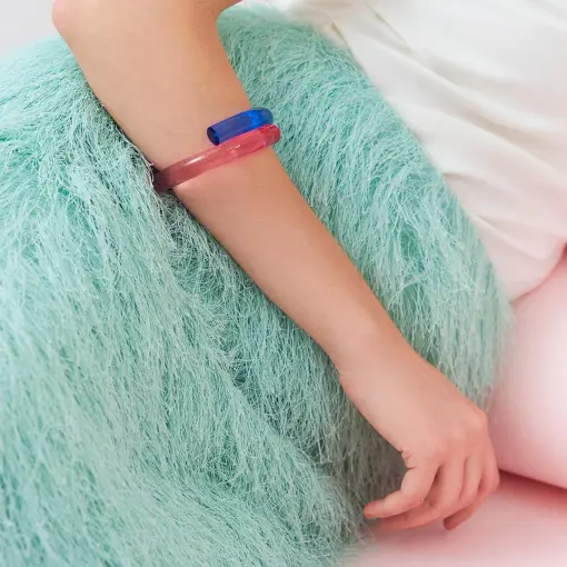 BRACELETE DUAS VOLTAS EM ACRÍLICO NAS CORES ROSA E AZUL