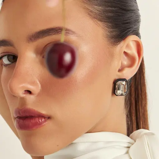 BRINCO OCTÓGONO COM CRISTAL E ESMALTADO