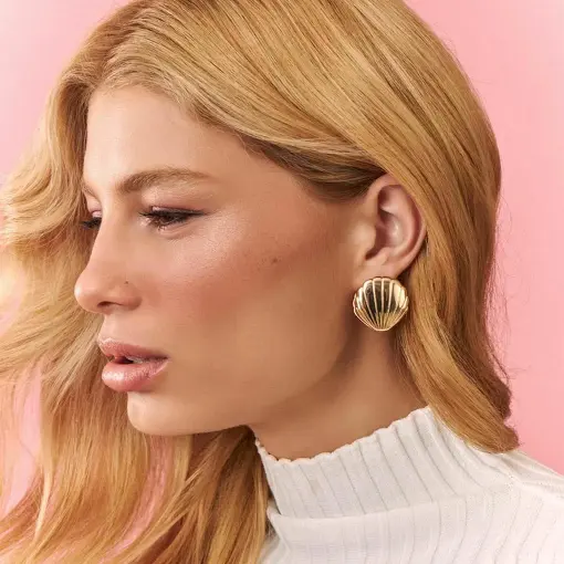 ARGOLA DE CONCHA LISA BANHADA A OURO