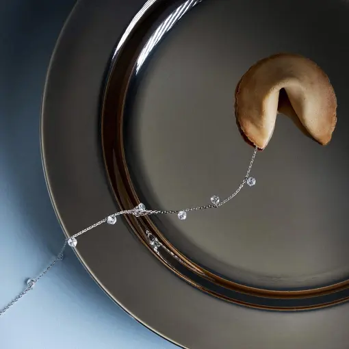 COLAR COM CRISTAIS REDONDOS DISPERSOS PRATA RODINADA