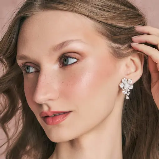 BRINCO DE FLOR COM CRISTAL E CRAVEJADO BANHADO A RÓDIO