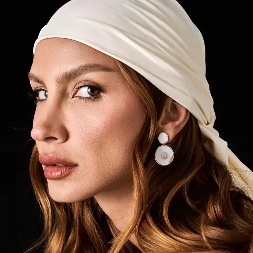 BRINCO 2 EM 1 OVAL EM MADREPÉROLA E ZIRCÔNIAS