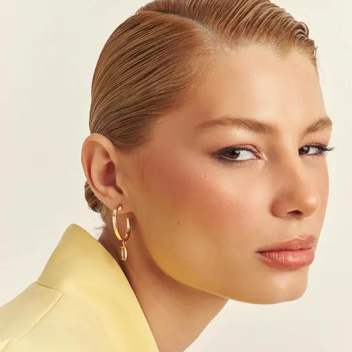 MEIA ARGOLA COM CRISTAL NAVETE EM PÊNDULO