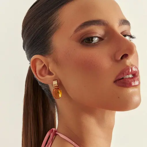 BRINCO EM TRÊS FILEIRAS LISAS E CURVAS COM CRISTAL OVAL