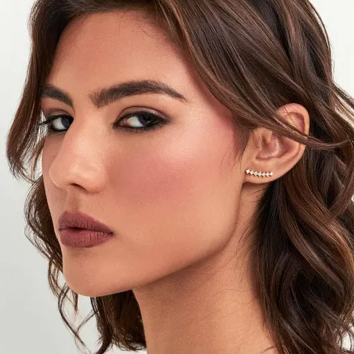 BRINCO EAR CUFF COM CRISTAIS E ZIRCÔNIAS BANHADO A OURO