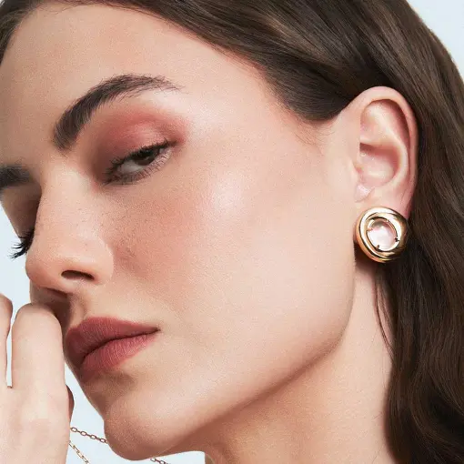 BRINCO OVAL ABAULADO COM CRISTAL