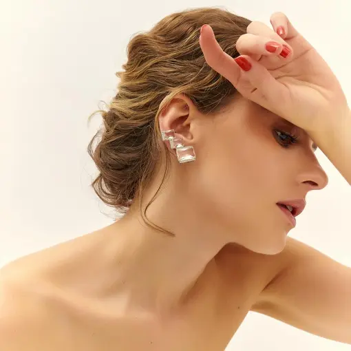 BRINCO EAR CUFF COM CRISTAL INCOLOR BANHADO A RÓDIO