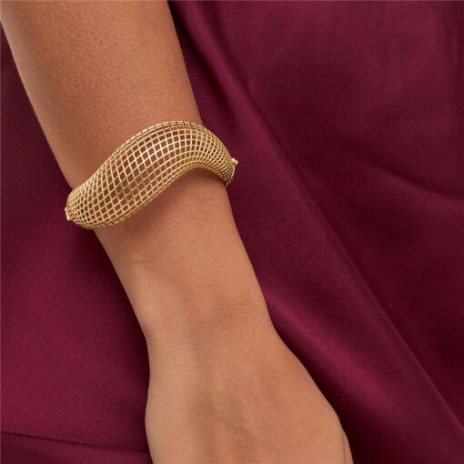 BRACELETE CURVO VAZADO E LISO