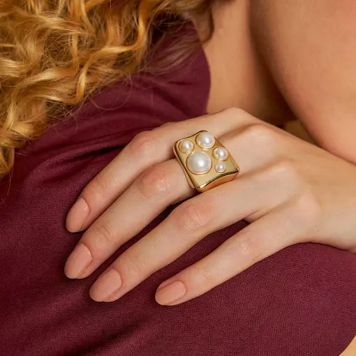 ANEL CURVO COM PÉROLA SHELL BANHADO A OURO