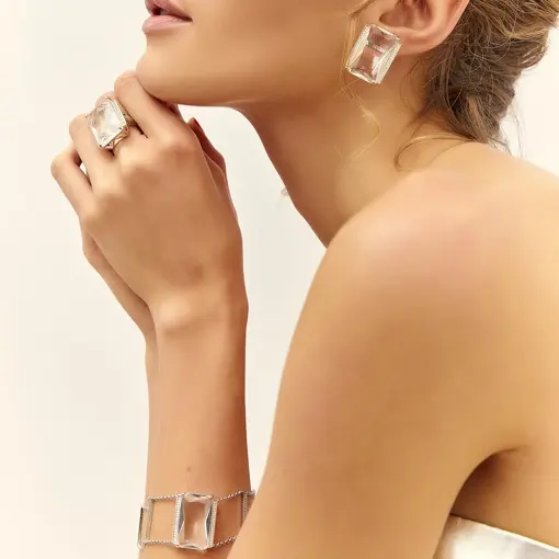 BRINCO COM CRISTAL RETANGULAR INCOLOR BANHADO A RÓDIO