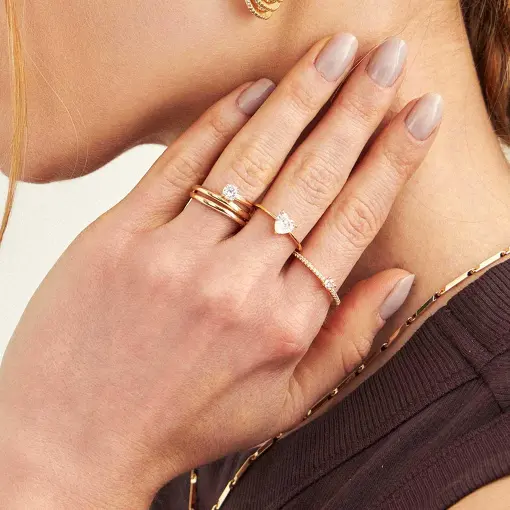 ANEL COM ZIRCÔNIA DE CORAÇÃO BRANCO BANHADO A OURO