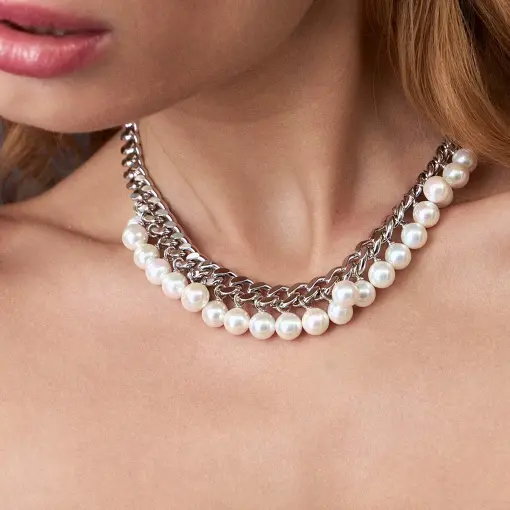 COLAR COM PÉROLAS SHELL EM MALHA GROUMET E FECHO IMÃ