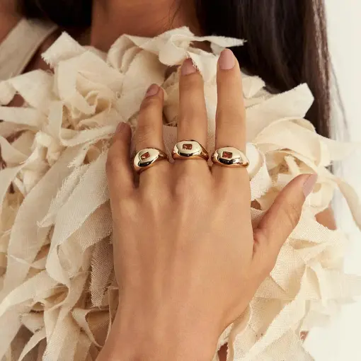 ANEL OVAL COM CRISTAL RETANGULAR