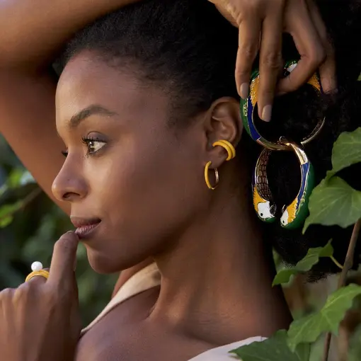 PIERCING DE ORELHA ESMALTADO AMARELO BANHADO A OURO