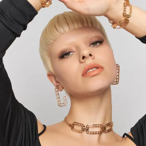 COLAR COM PINGENTES RETANGULARES TRABALHADOS