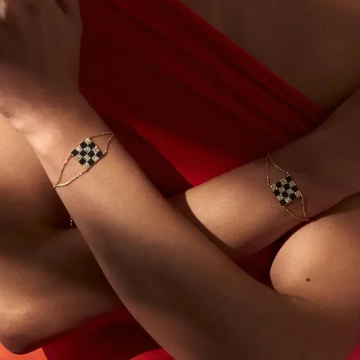 PULSEIRA COM PINGENTE QUADRADO XADREZ BANHADA A OURO