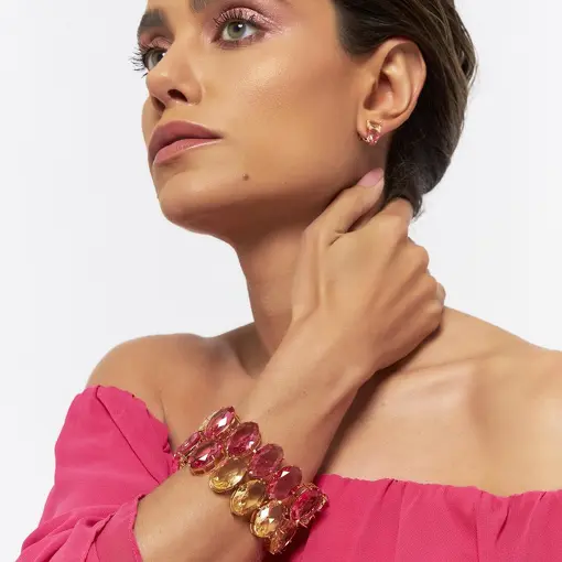 BRINCO COM CRISTAIS  ROSA E PRASIOLITA BANHADO A OURO